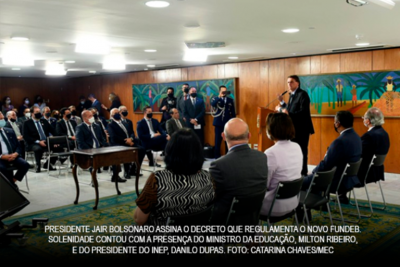 Jair Bolsonaro assina decreto do Novo Fundeb