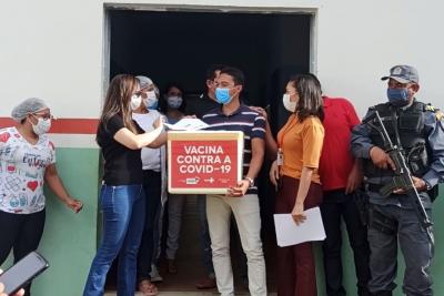 Carolina recebe 137 doses da vacina contra Covid-19 