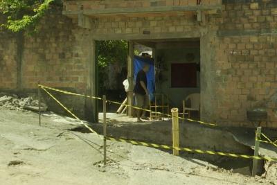 São Luís: cratera invade casa no bairro Cohab Anil