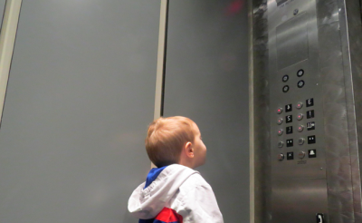 Lei proíbe crianças desacompanhadas em elevadores