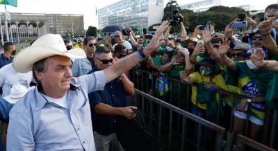  Bolsonaro critica 'idiotas do fique em casa' e mira revés no Congresso 