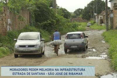 Buracos e lama são motivo de reclamação na Estrada de Santana