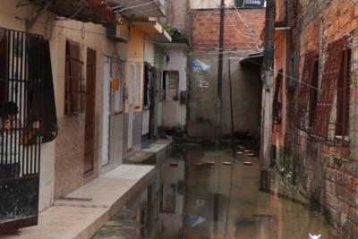 Moradores denunciam alagamento em bairro de São Luís