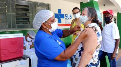 Idosos recebem 2º dose da vacina contra Covid em Carolina