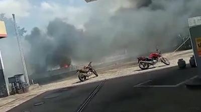 Incêndio atinge terreno ao lado de posto no bairro Anil