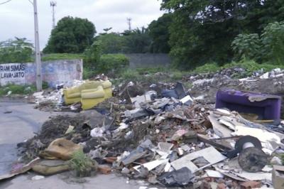 Antigo clube de carnaval ‘Jaguarema' é usado para descarte irregular de lixo