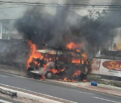 Kombi pega fogo em posto de combustível em São Luís