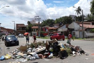Descarte irregular de lixo é denunciado no bairro Fé em Deus.