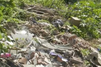 Moradores da Vila Passos denunciam descarte irregular de lixo em terreno abandonado