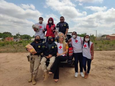 PRF e a Cruz Vermelha distribuem alimentos em Balsas/MA