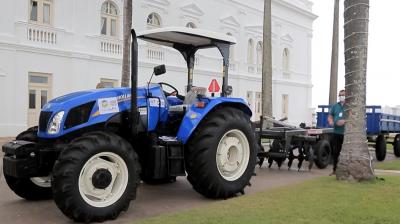 Governo do MA entrega máquinas agrícolas para seis municípios