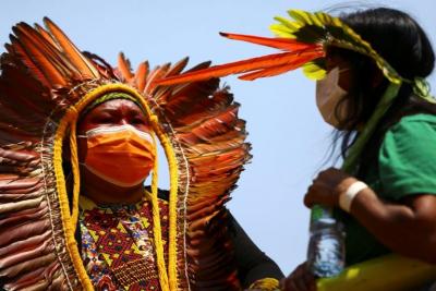 Indígenas marcham pelo centro de Brasília e fazem reivindicações