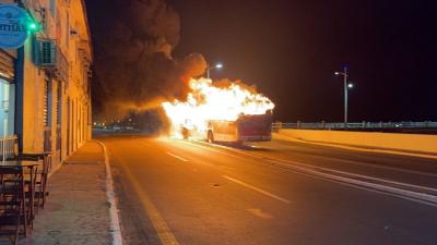 Ônibus é consumido pelo fogo na Avenida Beira-Mar, em São Luís