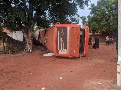 Ônibus tomba e deixa três mortos na BR-316 no Maranhão