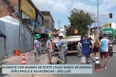 Acidente derruba poste no bairro João Paulo
