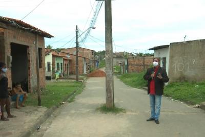 Poste no meio da rua atrapalha moradores no bairro Salina do Sacavém