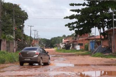 Paço do Lumiar: moradores reclamam de buracos e lama em rua
