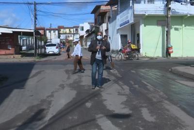 Moradores reclamam de água escorrendo por rua na Vila Embratel