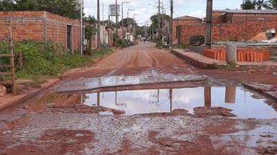 Buraco corta rua no bairro Riod, em São Luís