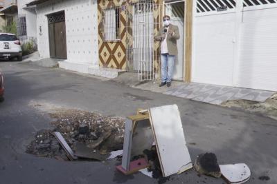 Buraco continua atrapalhando moradores no bairro Santo Antônio