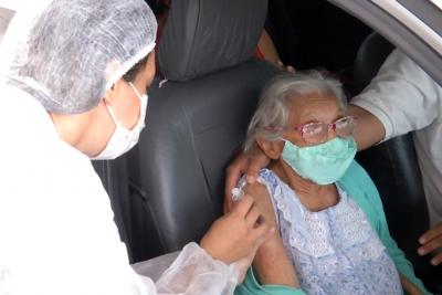 Timon: idosos recebem 1ª dose da vacina contra Covid