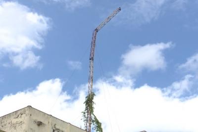 Morador teme queda de torre antiga no bairro Apicum