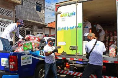 Prefeitura entrega cestas alimentares no bairro Liberdade
