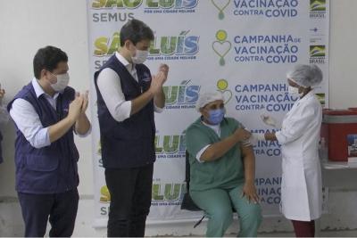 São Luís: técnica de Enfermagem é a 1ª a receber vacina conra Covid na capital