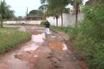 Moradores reclamam de avenida tomada por buracos, em São Luís