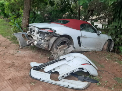 Carro de luxo fica destruído após acidente, em São Luís