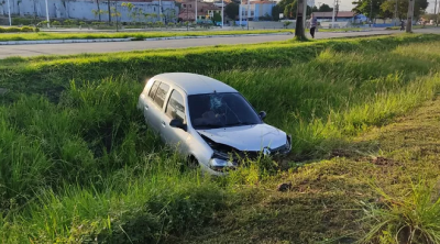 Motorista perde controle e veículo sai da pista, em São Luís
