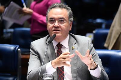 Senador Roberto Rocha destina recursos para a construção de praça, em Vitória do Mearim