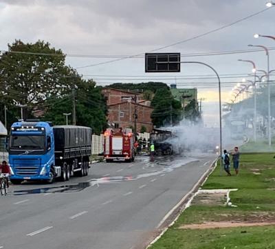 Ônibus pega fogo na Avenida dos Franceses em São Luís