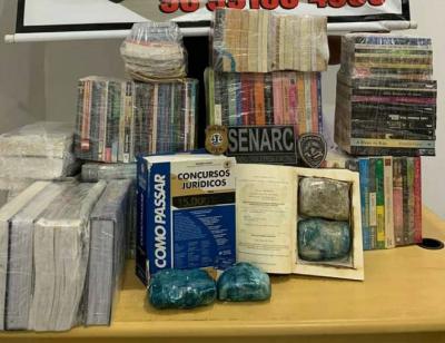 Polícia apreende drogas escondidas em livros em São Luís
