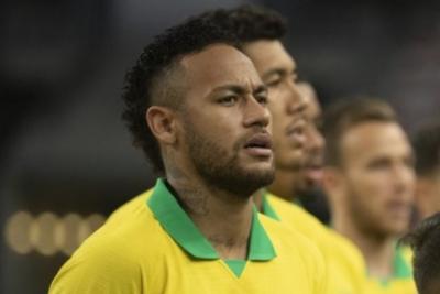 Médico da seleção diz que Neymar sofreu entorse no tornozelo direito