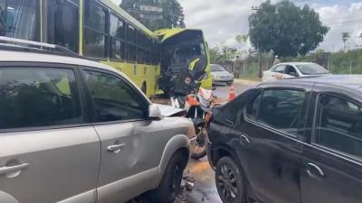 Colisão entre dois ônibus e carro deixa vários feridos em São Luís