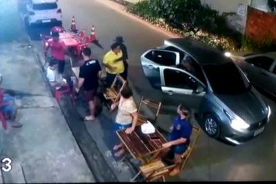 Homens armados assaltam clientes de lanchonete no Jardim Turu