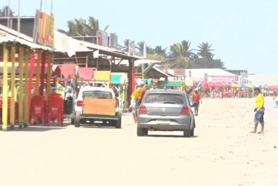 Trânsito de carros ainda é intenso na praia do Araçagi