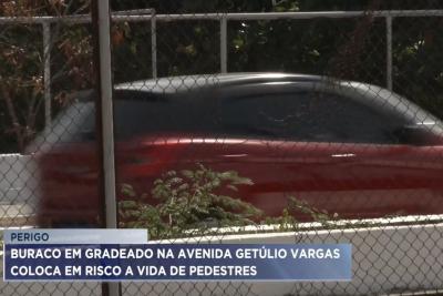 Buraco em gradeado na Av. Getúlio Vargas coloca em risco a segurança de pedestres