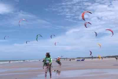 Kitesurf: praticantes movimentam praias de São Luís