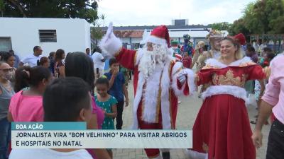 Jornalista se veste de papai Noel para celebrar o Natal em São Luís