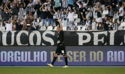 Botafogo derrota Madureira e assume a liderança do Carioca