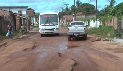 Buracos e lama: falta de infraestrutura prejudica moradores