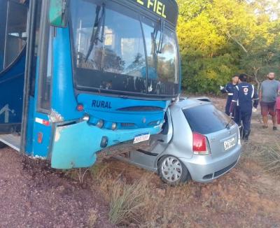 Acidente entre carro e ônibus deixa quatro mortos em Caxias