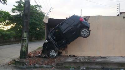 Carro sobe calçada e atinge muro na capital maranhense