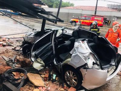 Carro fica destruído após colisão em poste na capital