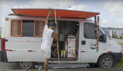 Casal viaja pelo Brasil em van com estrutura residencial montada por eles; confira