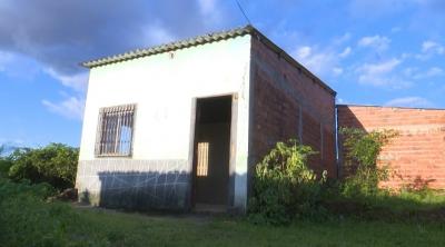Reportagem mostra casa usada por bandidos para colocar reféns 