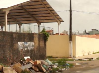 Esgoto causa transtornos em avenida no bairro São Francisco