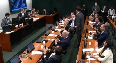 Oposição pede vista e adia votação da PEC que amplia Auxílio Brasil